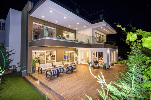 Luxury villa with sea view