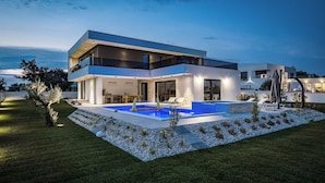 A modern two-story house with a swimming pool, large windows, and a well-maintained lawn. - Villa MaEm (Istria - Škicini) (Škicini)