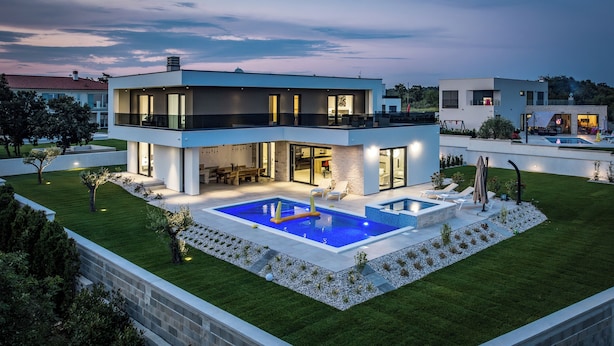 A modern two-story house with a swimming pool and a well-maintained lawn. - Villa MaEm (Istria - Škicini) (Škicini)