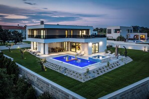 A modern two-story house with a swimming pool and a well-maintained lawn. - Villa MaEm (Istria - Škicini) (Škicini)