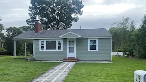 Een huis met één verdieping, een voortuin met veranda, en een brievenbus met nummer 278.