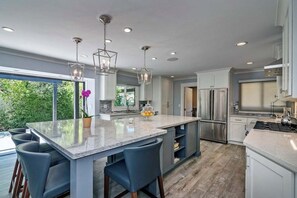Fridge, microwave, oven, stovetop - Modern Serenity Luxury in Coastal Montecito! (Montecito)