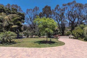 Property grounds - Modern Serenity Luxury in Coastal Montecito! (Montecito)