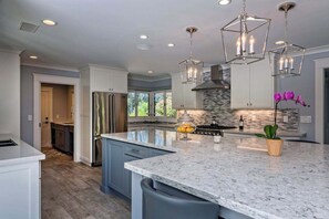 Fridge, microwave, oven, stovetop - Modern Serenity Luxury in Coastal Montecito! (Montecito)