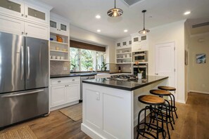 冷蔵庫、電子レンジ、オーブン、コンロ