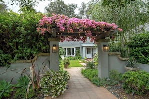 Property grounds - Montecito Home Walk to Butterfly Beach Sleeps 4 (Montecito)