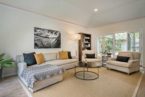 Televisie, een open haard en een stereo