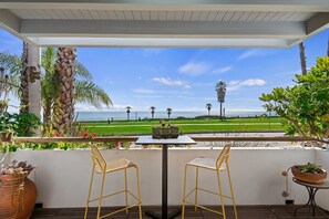 Outdoor dining - Shoreline Park House - Your Vacation Oasis Awaits! (Santa Barbara)