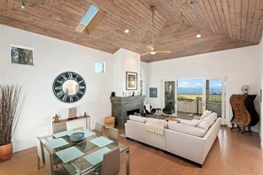 Fernseher, Kamin, DVD-Player