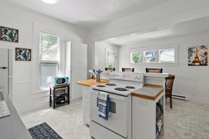 Kjøleskap, mikrobølgeovn, ovn og kaffetrakter/tekoker