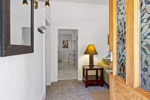 Interior - The White Lotus: 2 mi to U of O/Downtown (Eugene)