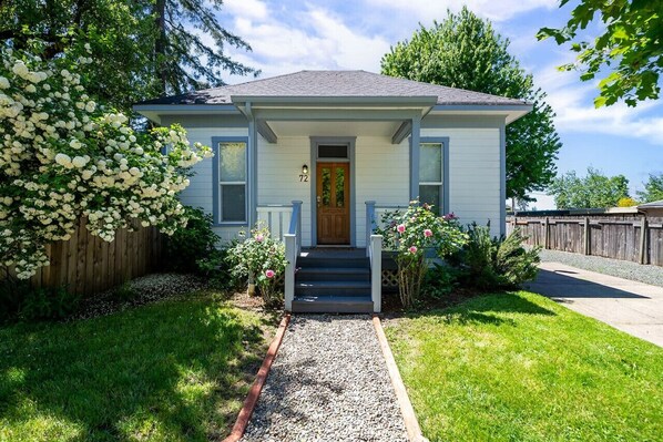 Exterior - The White Lotus: 2 mi to U of O/Downtown (Eugene)