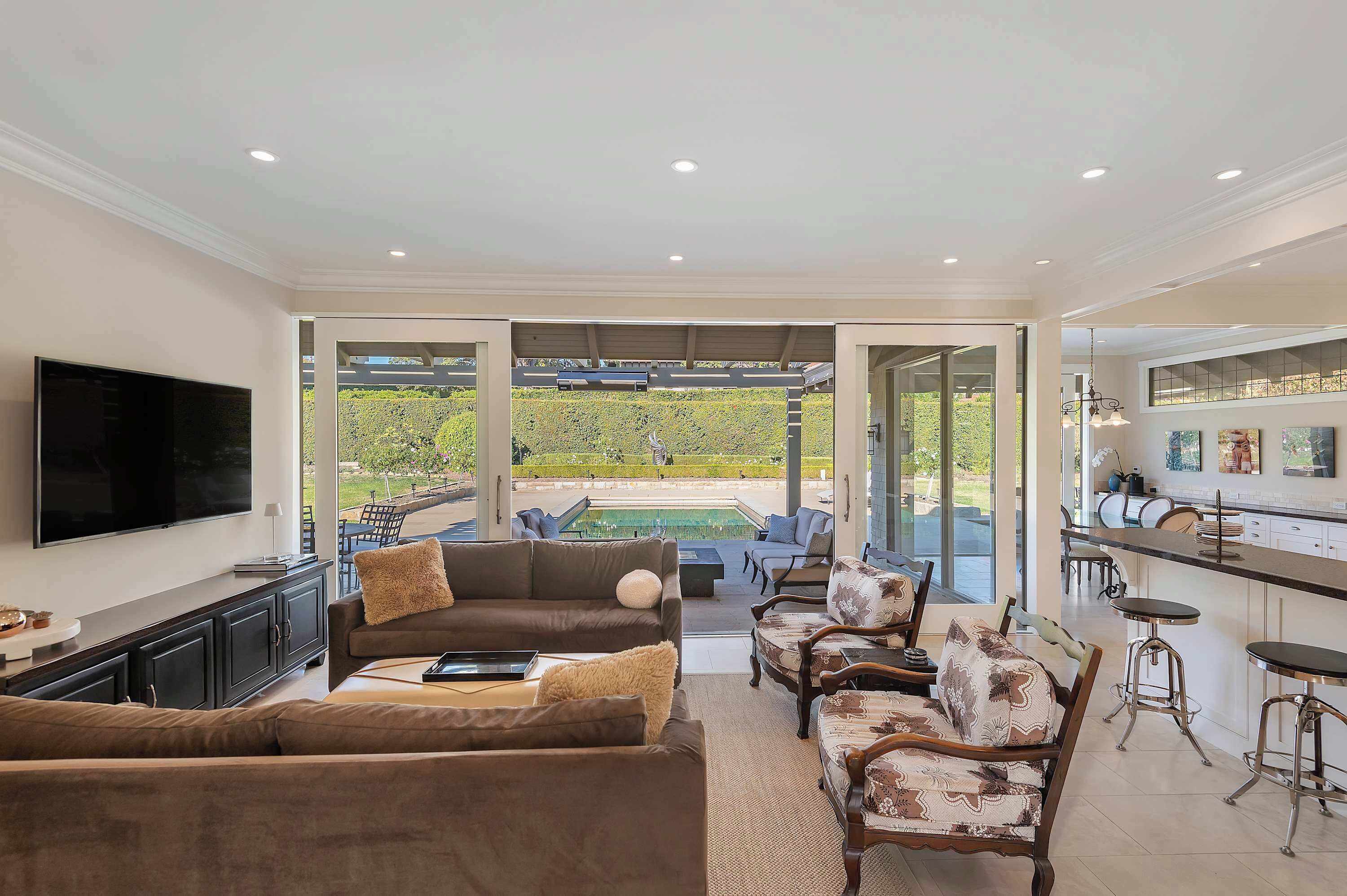 TV, peis og kontorer