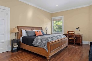 5 bedrooms, desk, iron/ironing board, WiFi