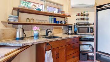 Refrigerador, microondas, cafetera y tetera y utensilios de cocina