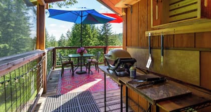 Hillside Deck Cottages - Rustic PNW Retreat
