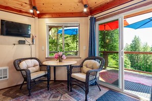 Interior - Hillside Deck Cottages - Rustic PNW Retreat (Junction City)