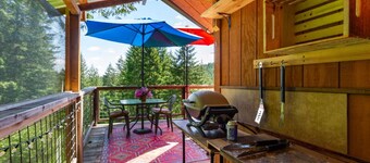 Hillside Deck Cottages - Rustic PNW Retreat