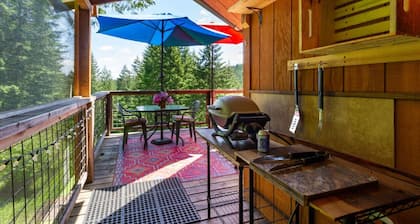 Hillside Deck Cottages - Rustic PNW Retreat