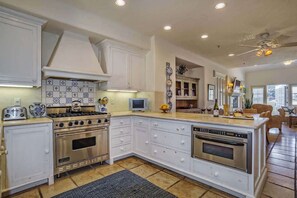 Fridge, microwave, oven, stovetop - Luxurious Mykonos | Pet Friendly (Santa Barbara)