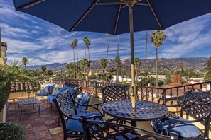 Outdoor dining - Santa Barbara Retreat w/ Rooftop Terrace Sleeps 4 (Santa Barbara)