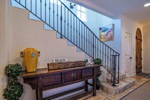 Interior - Luxurious Mykonos | Pet Friendly (Santa Barbara)