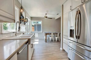 冷蔵庫、電子レンジ、オーブン、コンロ