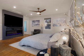 3 bedrooms, free WiFi, bed sheets - The Mixture: Enjoy a hot tub, fire pit, and outdoor dining in Eugene! (Eugene)