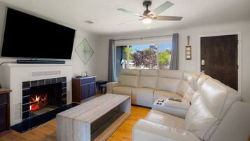 Televisio, takka, videopelejä, stereot