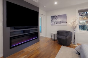 Smart TV, video games, books - The Mixture: Enjoy a hot tub, fire pit, and outdoor dining in Eugene! (Eugene)