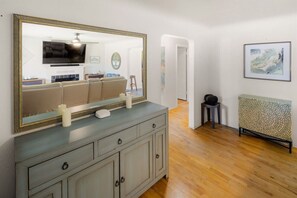 Interior - The Mixture: 12 min to UO/Autzen (Eugene)