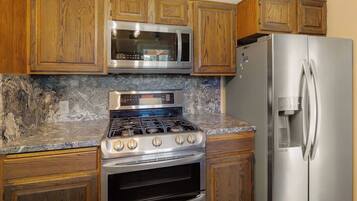 KylskÄp, mikrovÄgsugn, ugn och spishÀll