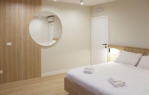 4 bedrooms, travel crib, free WiFi, bed sheets - Gorgeous home in Dubravka (Dubravka)