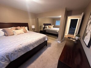 3 bedrooms, desk, iron/ironing board, free WiFi - 

Serene Nature Retreat, in a beautiful neighborhood  (North Vancouver)