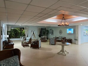 Interior - Luxurious Beachfront Condo with Breath Taking Ocean, Beach and Garden Views. (Freeport)