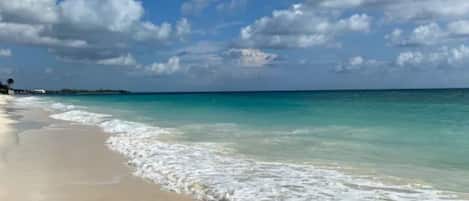 Chaises longues, serviettes de plage