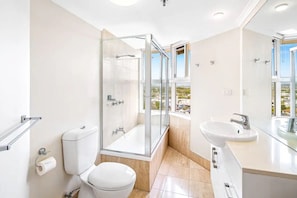Hair dryer, towels, soap, shampoo - Oceania Oceanview 2 bed Unit (Gold Coast)