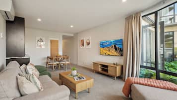 Apartment, Courtyard View | Living area | Flat-screen TV