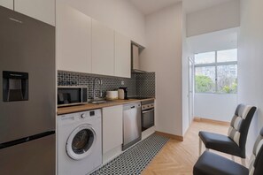 Kjøleskap, mikrobølgeovn, ovn og kokeplater