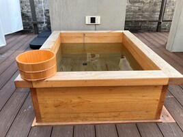 Artículos de tocador gratuitos, secador de pelo, pantuflas