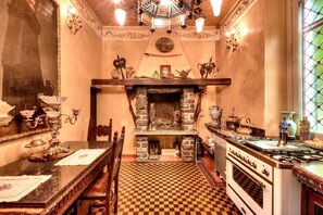 Fridge, microwave, oven, stovetop - Historic villa on Lake Como (Villa Gina) (Dizzasco)