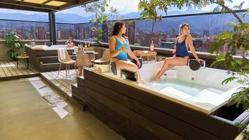 Outdoor spa tub