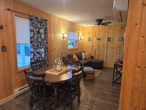 Charming 2-bedroom Rustic House with WiFi, AC and a View in Welcoming Ashland