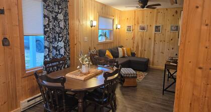 Charming 2-bedroom Rustic House with WiFi, AC and a View in Welcoming Ashland
