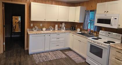 Charming 2-bedroom Rustic House with WiFi, AC and a View in Welcoming Ashland