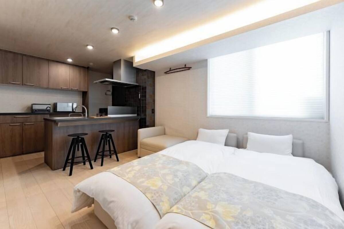 Down comforters, WiFi (free), bed sheets