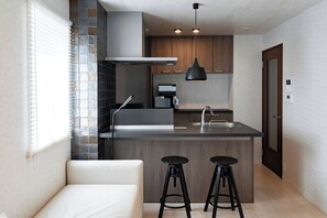 Réfrigérateur, micro-ondes, plaque de cuisson