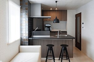 Refrigerador, microondas, placa de cocina, utensilios de cocina