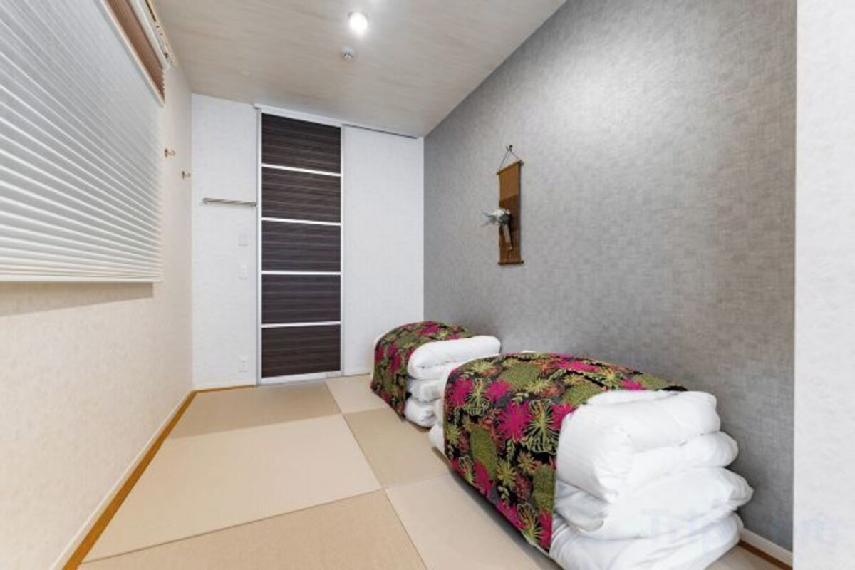 Down comforters, WiFi (free), bed sheets