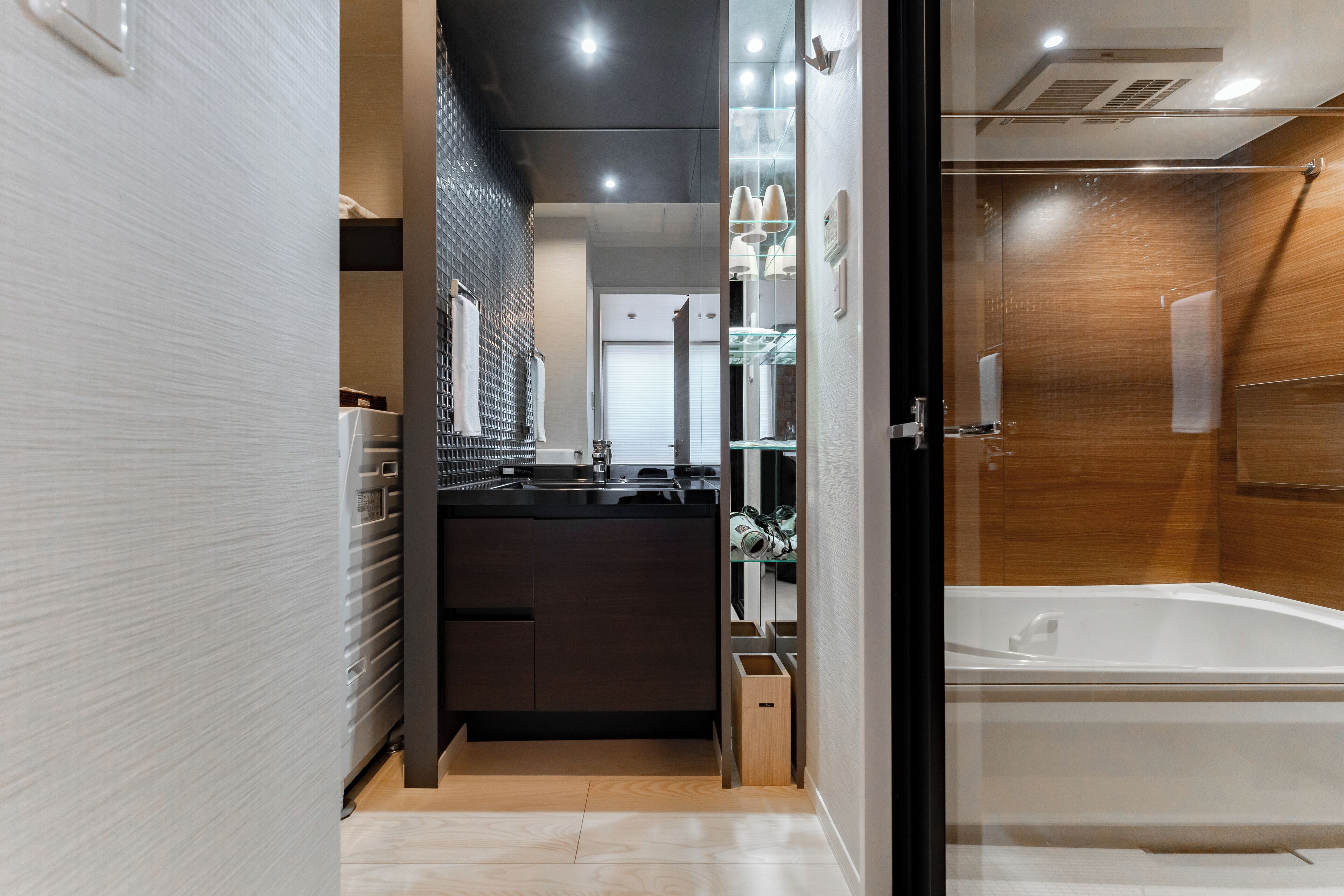 Combined shower/bathtub, free toiletries, hair dryer, slippers